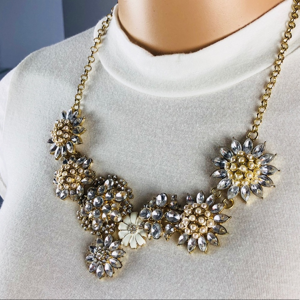 Rhinestone Flower Necklace - Picture 4 of 7